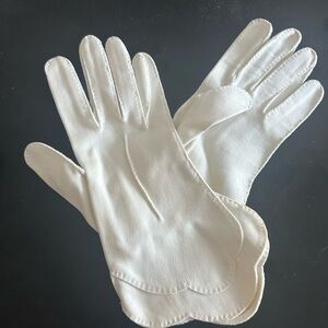 Classic White Women's Dress Gloves - Elegant Scalloped Cuff